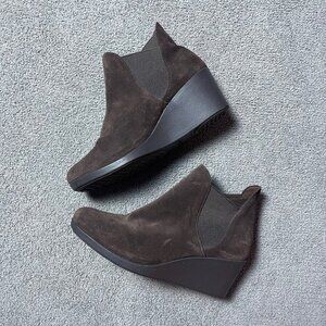 Crocs Women’s Leigh Wedge Chelsea Boots Suede Leather Ankle Booties Size 10